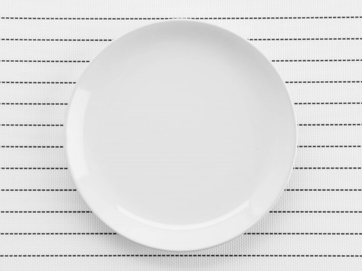 Wyprzedaże w upadającej fabryce porcelany – można dostać przedmioty za pół darmo!