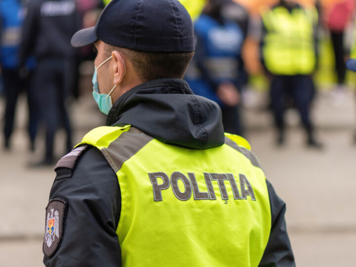 Policja pilnuje porządku pod urzędem ze względu na groźby karalne wobec pracowników