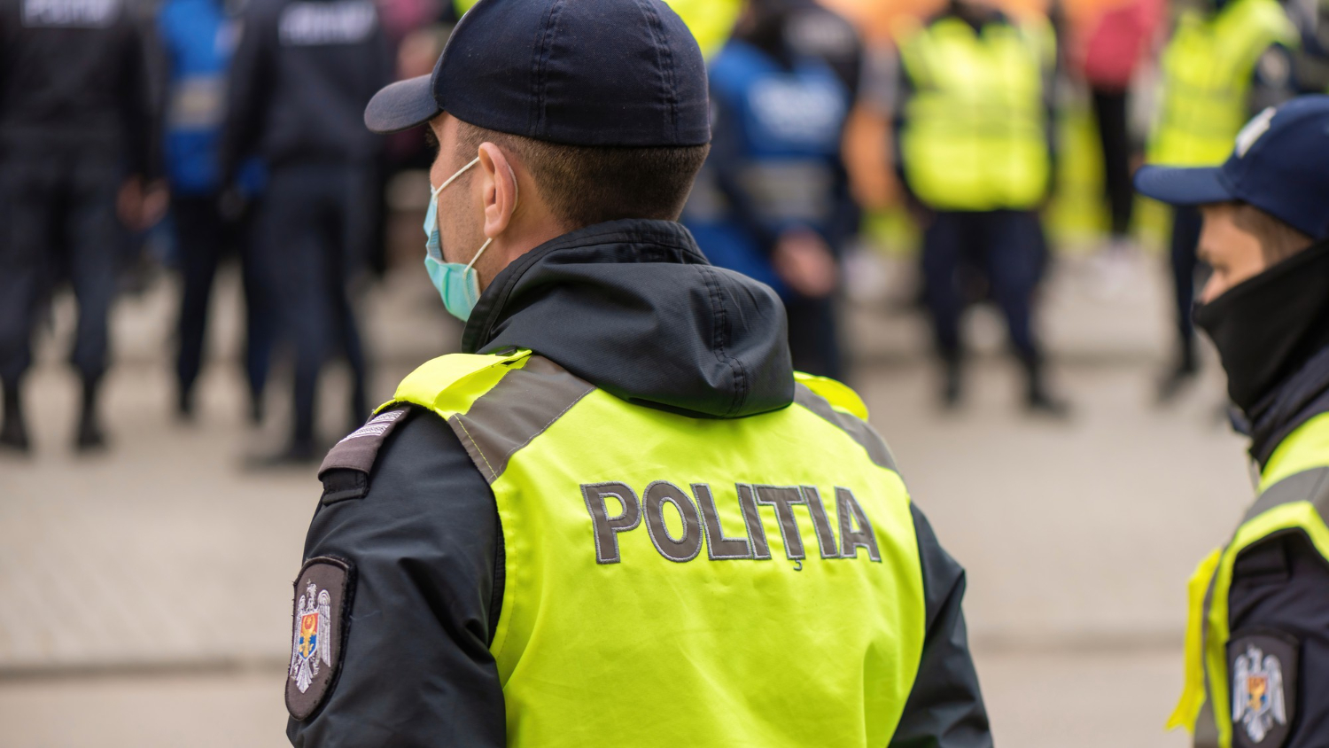 Policja pilnuje porządku pod urzędem ze względu na groźby karalne wobec pracowników