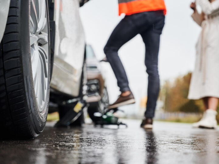 Wstrząsający wypadek na A4: Auto uderza w barierę i przelatuje nad jezdnią