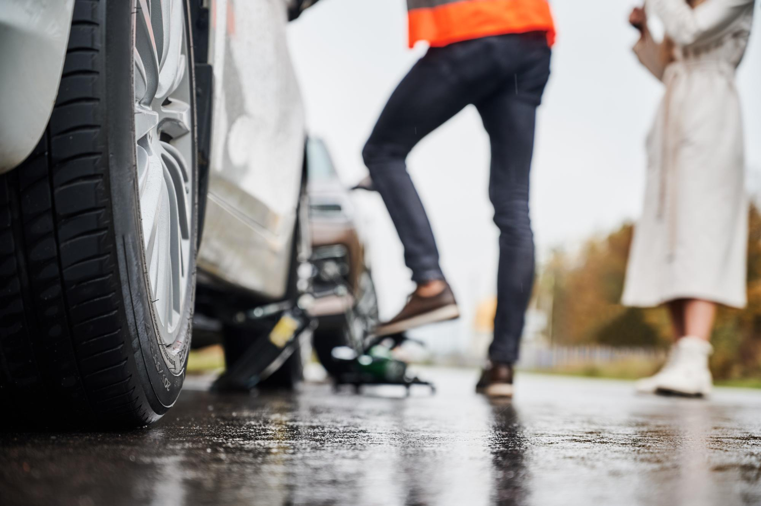 Wstrząsający wypadek na A4: Auto uderza w barierę i przelatuje nad jezdnią