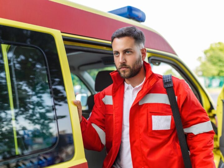 Poważny wypadek z karetką pogotowia w centrum wydarzeń niedaleko Czarnego Boru