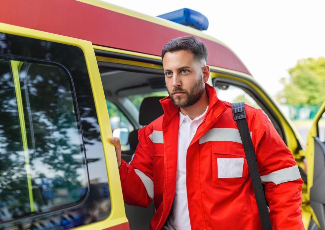 Poważny wypadek z karetką pogotowia w centrum wydarzeń niedaleko Czarnego Boru