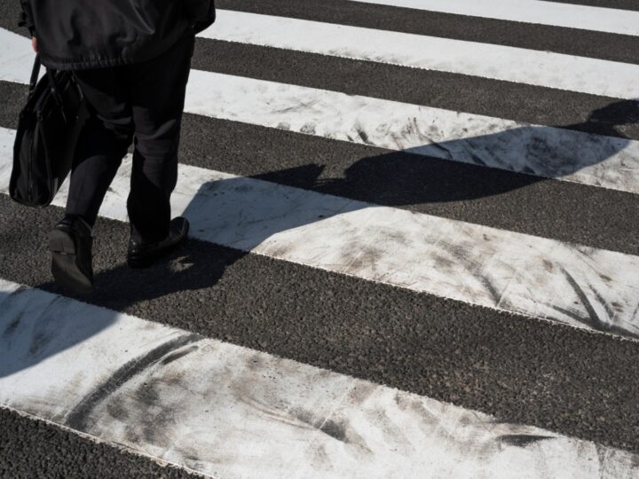 Kurier na rowerze potrącił pieszą na ulicy Piłsudskiego: Zarejestrowane przez kamerę samochodową