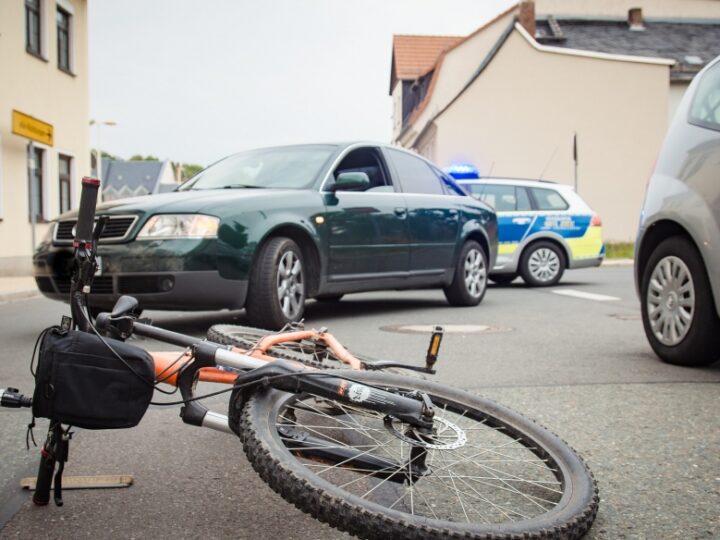 Zdarzenie na przejściu dla pieszych we Wrocławiu: rowerzysta potrącił kobietę