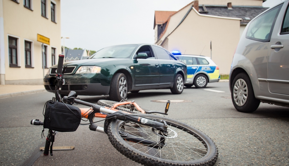 Zdarzenie na przejściu dla pieszych we Wrocławiu: rowerzysta potrącił kobietę