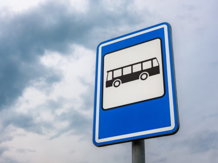 Problemy z komunikacją miejską we Wrocławiu: codziennie brakuje autobusów z powodu niedoboru kierowców