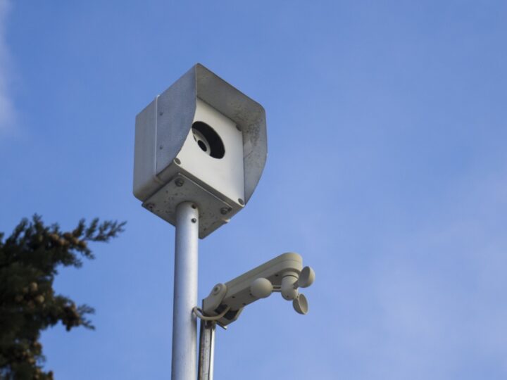 Zasilenie sieci fotoradarów na ulicach Wrocławia – odcinkowy pomiar prędkości w drodze