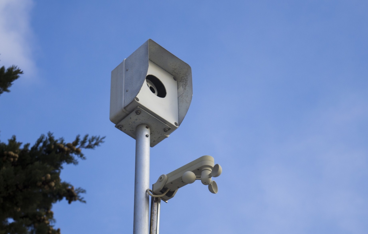 Zasilenie sieci fotoradarów na ulicach Wrocławia – odcinkowy pomiar prędkości w drodze