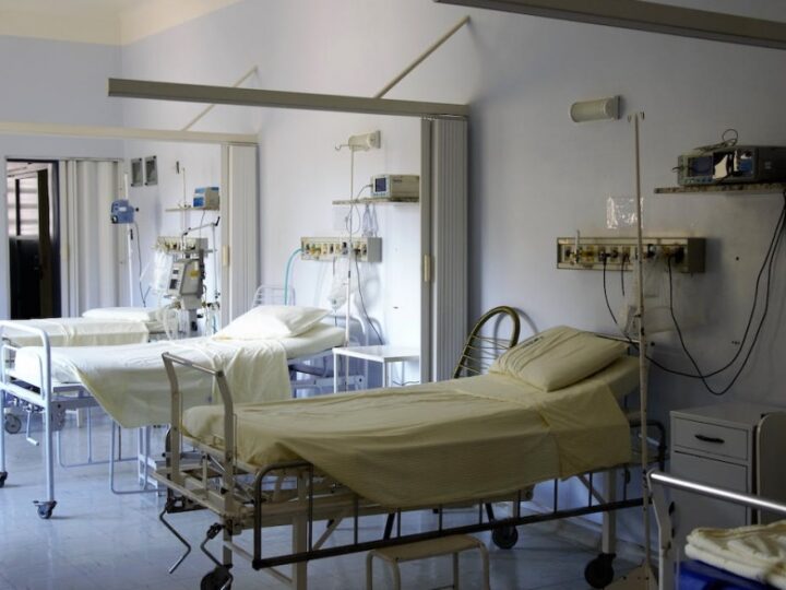 Dolnośląski Szpital Specjalistyczny raportuje stabilny stan 11-miesięcznej pacjentki z wieloma urazami