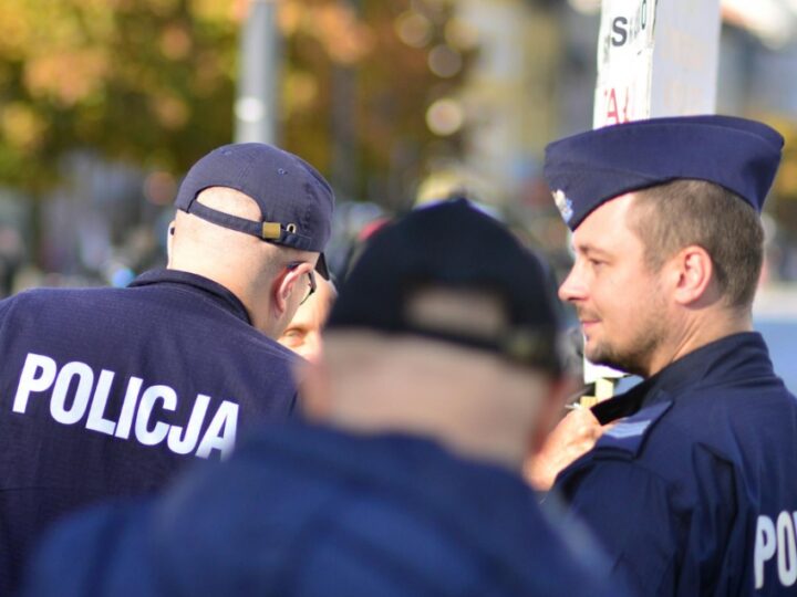 Policjanci i pracownicy komisariatów we Wrocławiu przekazują ponad pół tony karmy dla zwierząt w schronisku