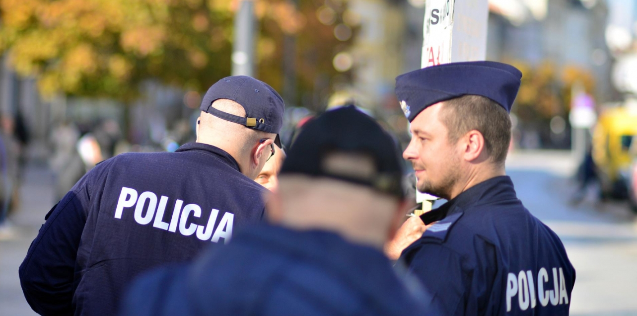 Policjanci i pracownicy komisariatów we Wrocławiu przekazują ponad pół tony karmy dla zwierząt w schronisku
