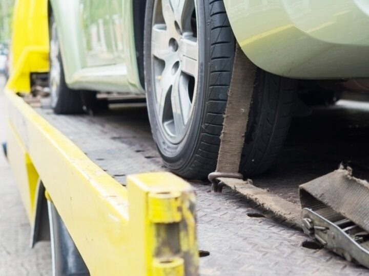 Awaria na autostradzie A4: Wypadek lawety transportującej busa paraliżuje ruch drogowy w kierunku Katowic