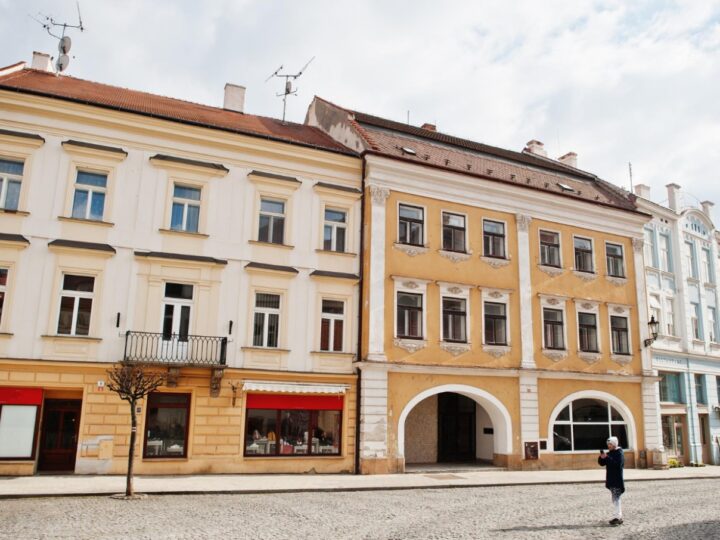 Radni usuwają napisy pełne nienawiści na wrocławskich ścianach podczas Światowego Dnia Walki z Dyskryminacją Rasową