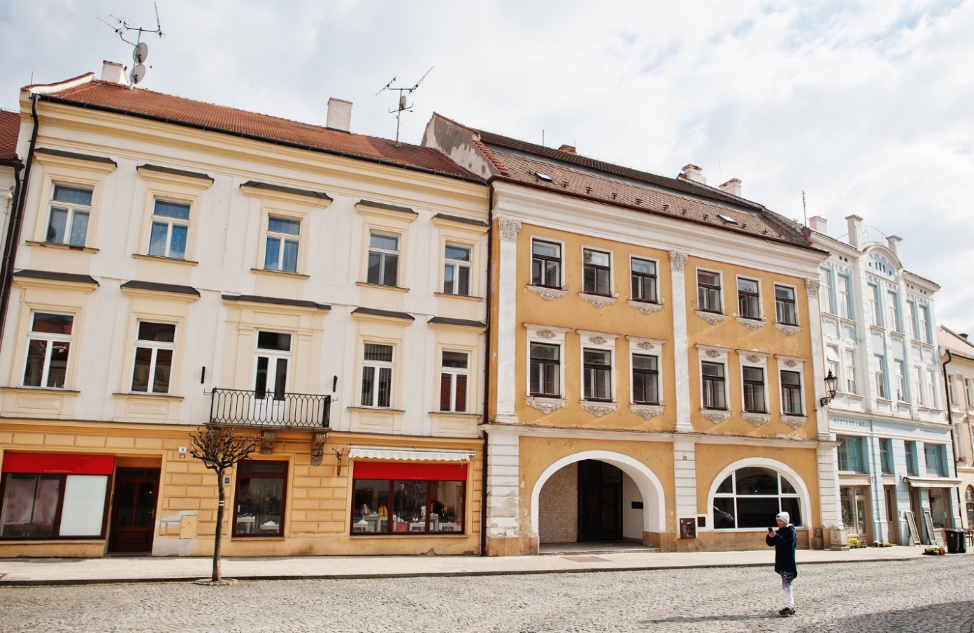 Radni usuwają napisy pełne nienawiści na wrocławskich ścianach podczas Światowego Dnia Walki z Dyskryminacją Rasową