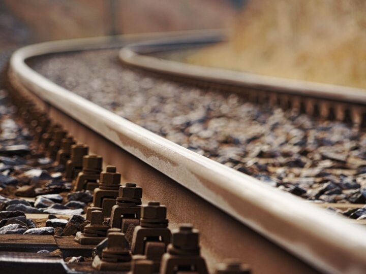 Prace nad ustaleniem warunków technicznych dla skrzyżowań linii kolejowych i tramwajowych rozpoczęte przez Ministerstwo Infrastruktury