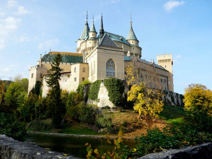 Bolesławiec: zabytkowy pałacyk odnowiony za 40 mln zł staje się domem dla unikalnej kolekcji ceramiki