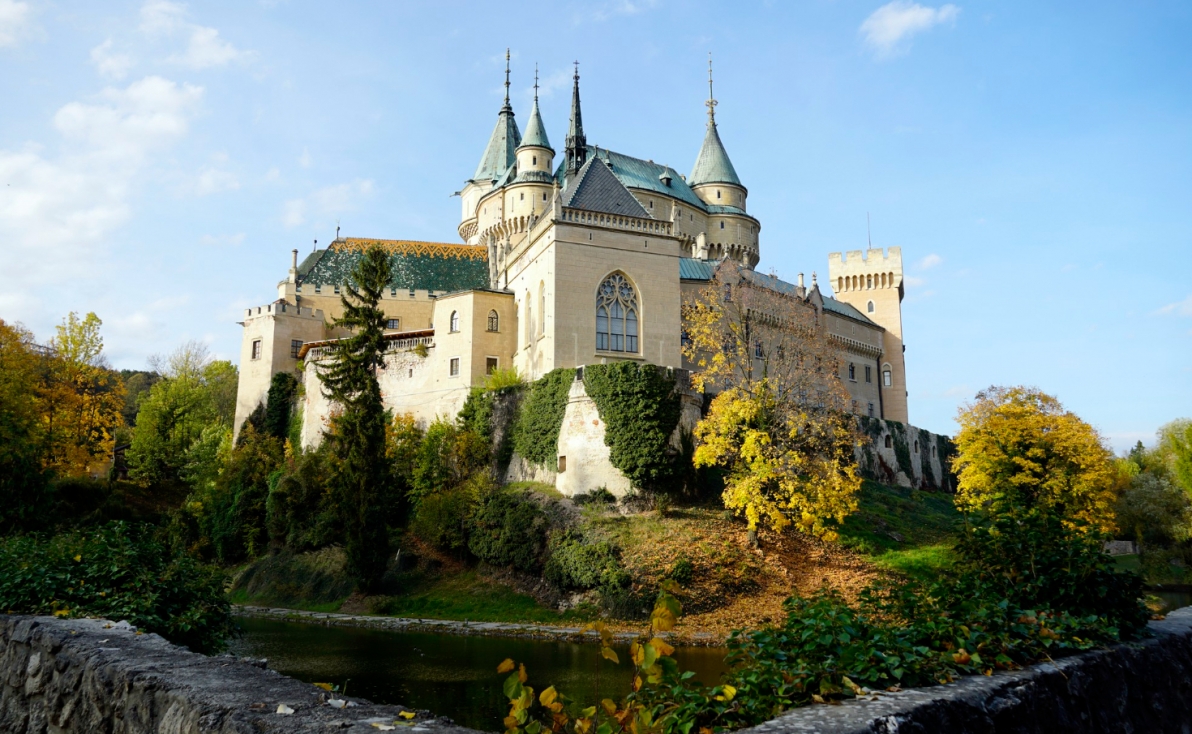 Bolesławiec: zabytkowy pałacyk odnowiony za 40 mln zł staje się domem dla unikalnej kolekcji ceramiki