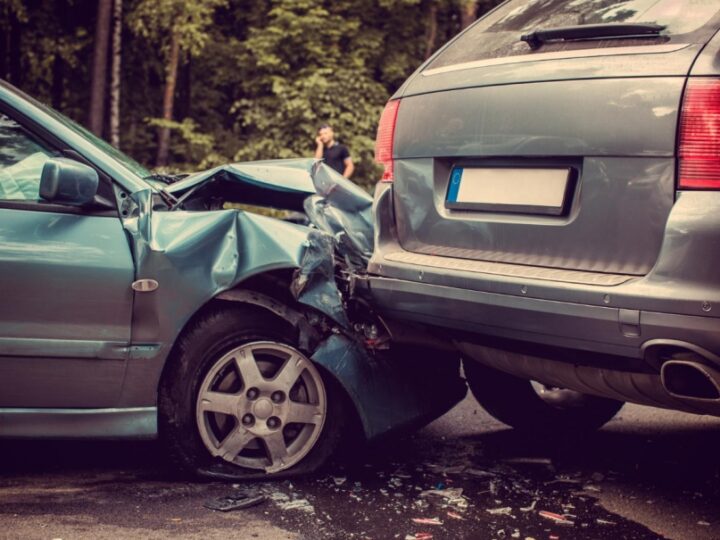 Zderzenie między samochodem osobowym a ciężarówką na autostradzie A4 kończy się obrażeniami dwóch osób