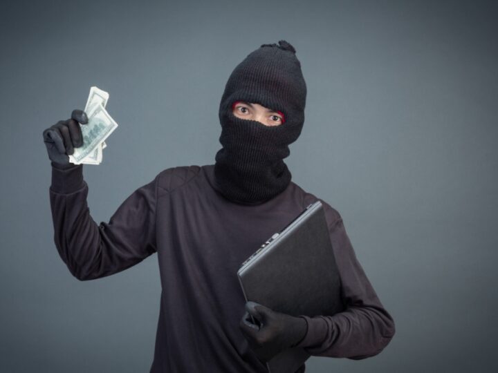 Kradzież z bankomatu we Wrocławiu – poszukiwania sprawców w toku