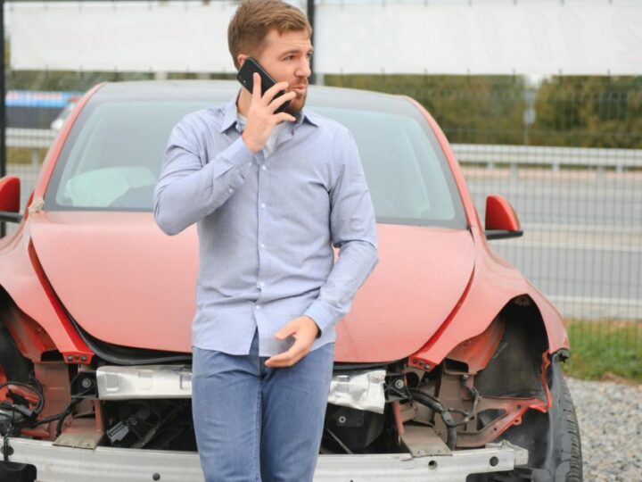 Trzy samochody osobowe zderzyły się na ulicy Legnickiej we Wrocławiu: ruch na dwóch pasach jest utrudniony