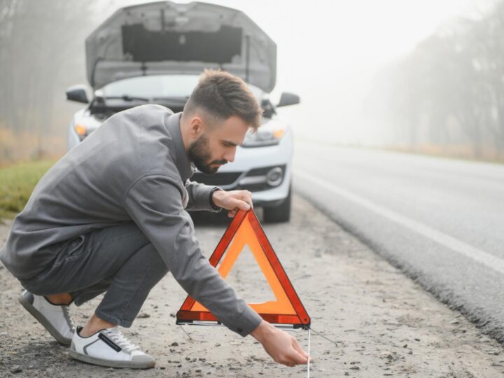 Wypadek drogowy na ulicy Dmowskiego: samochód osobowy zderzył się z tramwajem