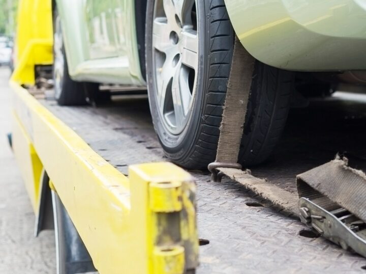 Wrocław: Kierowca Citroena Berlingo uderzył w latarnię na al. Sobieskiego