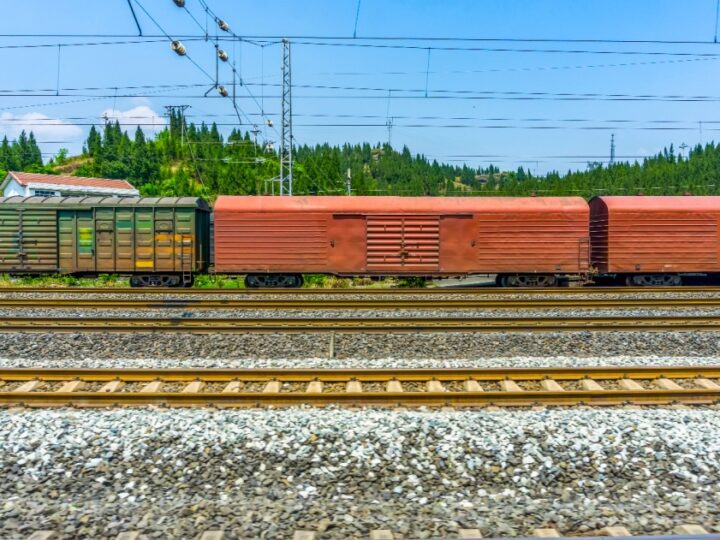 Niezwykłe losy opuszczonych wagonów kolejowych na terenie Wrocławia