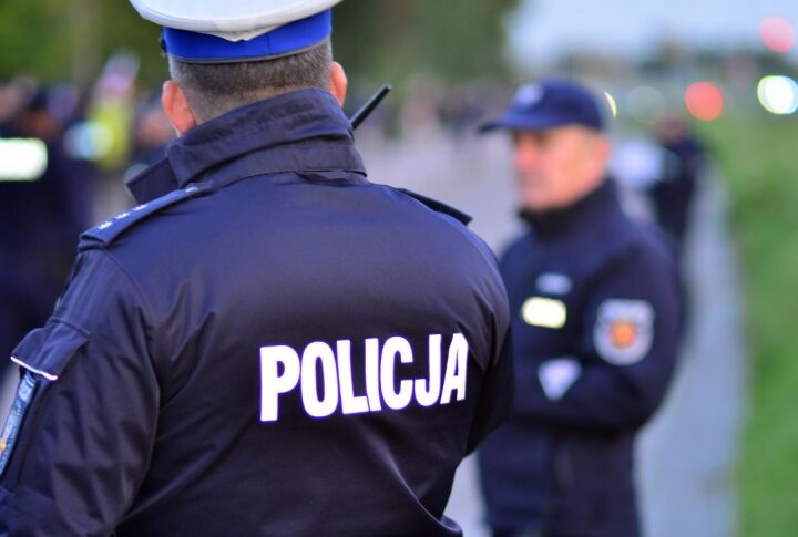 Policyjna akcja na wrocławskim targowisku: Zatrzymani sprzedawcy podróbek znanych marek