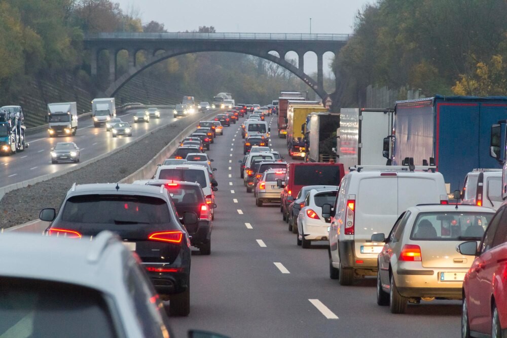 Dachowanie na ul. Królewieckiej we Wrocławiu: poważne utrudnienia w ruchu