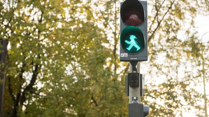 38-latek na autostradzie A4 szukał przystanku – szokujący incydent na poboczu!
