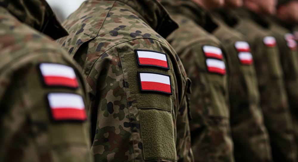 Młodzi ochotnicy składają przysięgę wojskową po intensywnym szkoleniu w programie „Wakacje z Wojskiem”