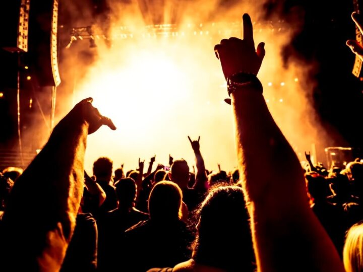 Rockowe hity w blasku świec: Niezapomniana muzyczna podróż!