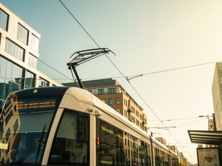 Weekendowe remonty w komunikacji: Zmiany tras tramwajowych i nocnych autobusów!