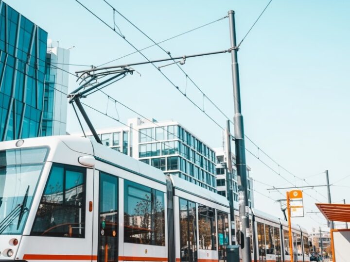 Zderzenie tramwaju z autem we Wrocławiu: Utrudnienia na Biskupinie!