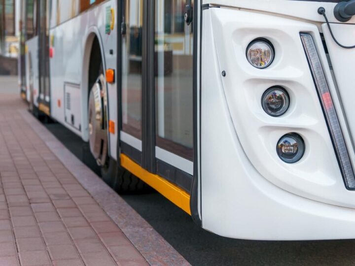 Nocne zmiany w komunikacji: Autobusy 253 i 259 odjeżdżają z nowego przystanku!