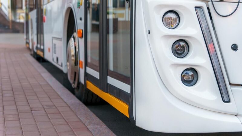 Nocne zmiany w komunikacji: Autobusy 253 i 259 odjeżdżają z nowego przystanku!