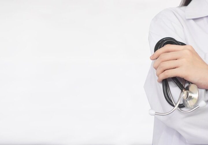 Bezpieczni seniorzy na drodze – edukacja z Policją i Uniwersytetem Trzeciego Wieku