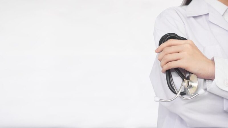 Bezpieczni seniorzy na drodze – edukacja z Policją i Uniwersytetem Trzeciego Wieku