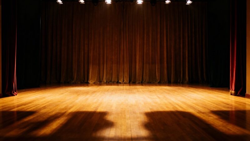 Dariusz Maj triumfuje z Kryształową Pestką za monodram „Aleja Narodowa”