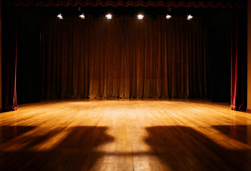 Dariusz Maj triumfuje z Kryształową Pestką za monodram „Aleja Narodowa”