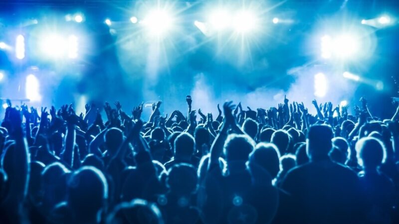 Koncert i pełne życzliwości gesty pod Arkadami na KDM. Co to za okazja?