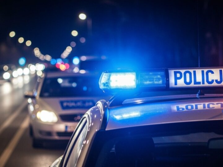 Zatrzymany z bronią w sklepie: pijany mężczyzna w rękach policji