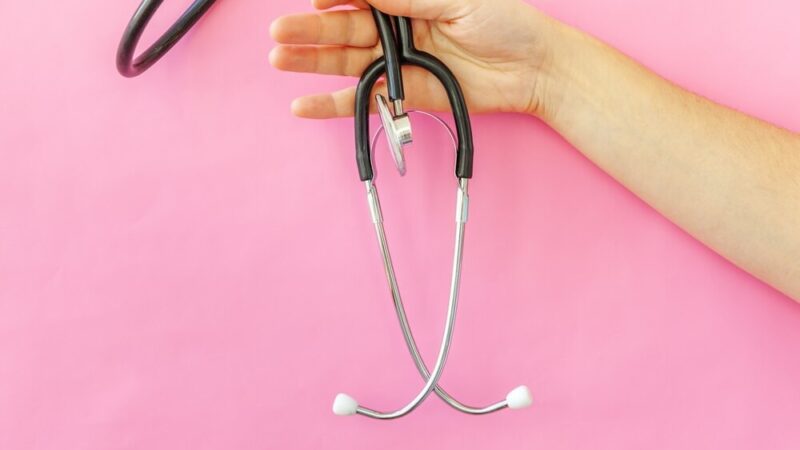 Śmiech jako terapia: dołącz do jogi śmiechu!