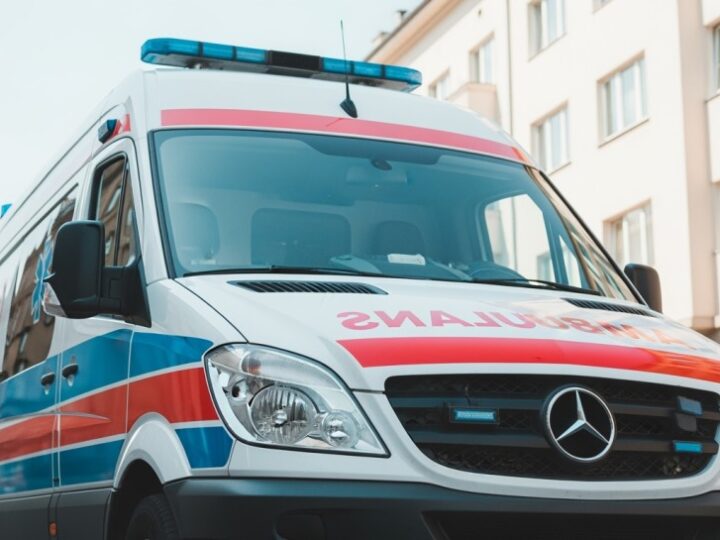 Pomoc dla bezdomnych w mroźne noce: Wrocławskie służby w akcji!