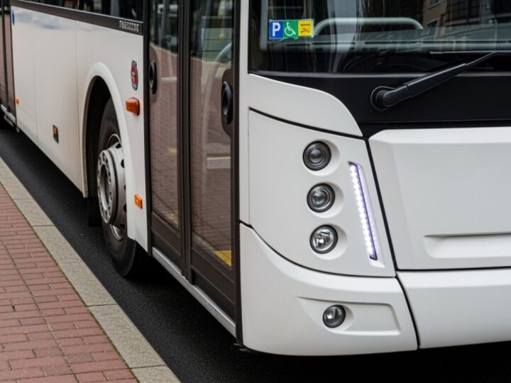 Nowa wiata przystankowa w Dobrzykowicach: komfort podróży na wyciągnięcie ręki!