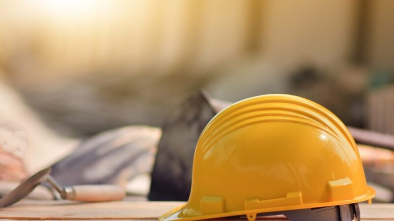 Renowacja szyldów przy zabytkowej kamienicy Cybulskiego 19 w Wrocławiu