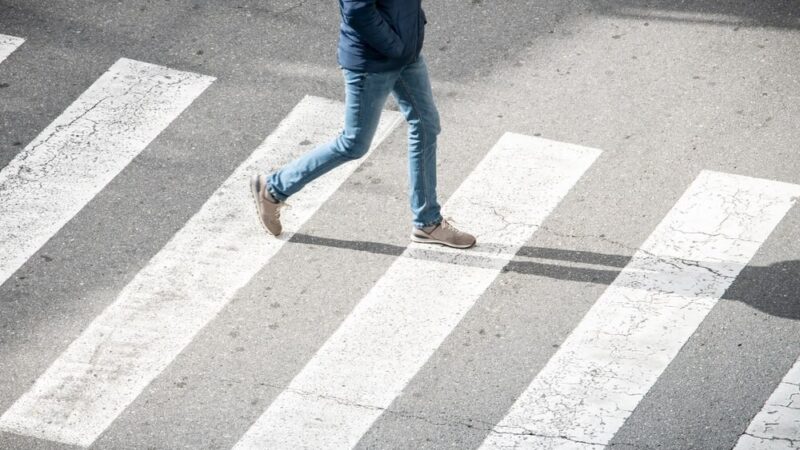 Wypadek pieszego w Świeradowie-Zdroju: Policja ostrzega przed brakiem odblasków