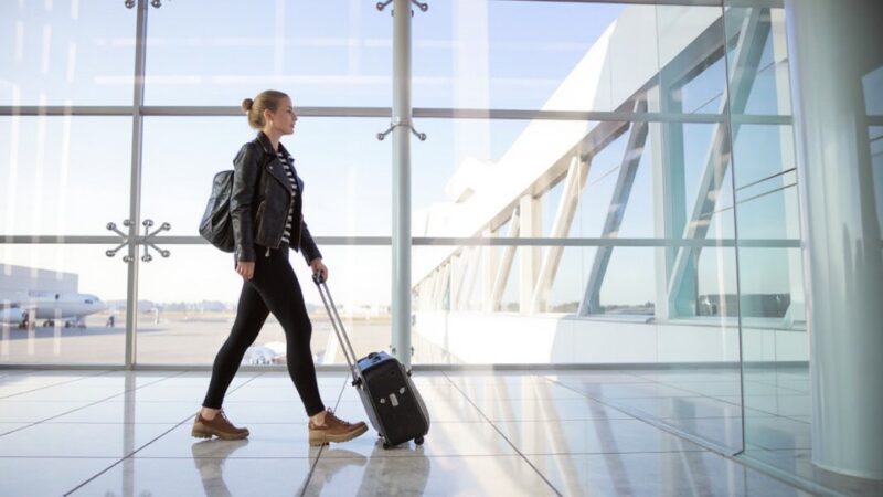 Gazociąg uszkodzony na wrocławskim lotnisku: strażacy w akcji!