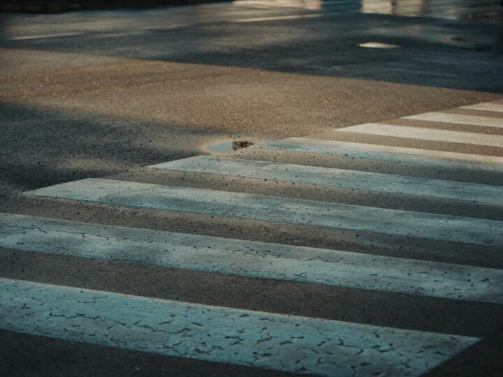 Odblaski: Klucz do bezpieczeństwa seniorów po zmroku